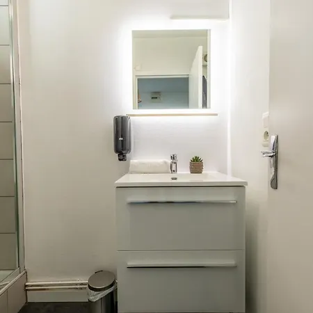 Ernest Calme Parking Gratuit 洽马来里斯